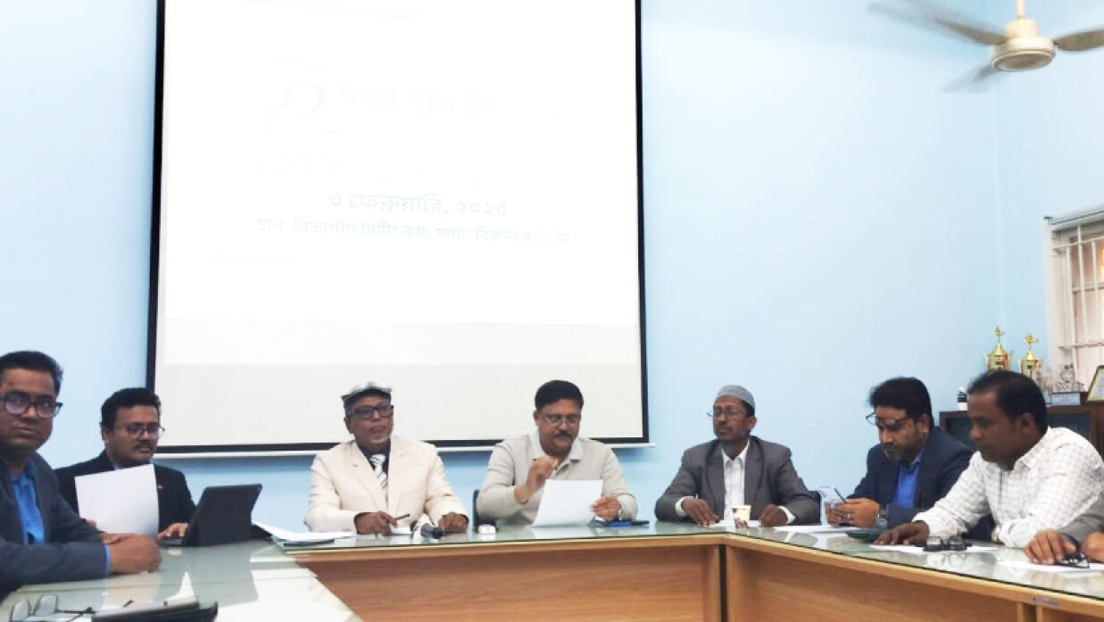 বিভাগের মিটিংরুমে সংবাদ সম্মেলন করেন ৭৫ বছর উদ্‌যাপন কমিটি