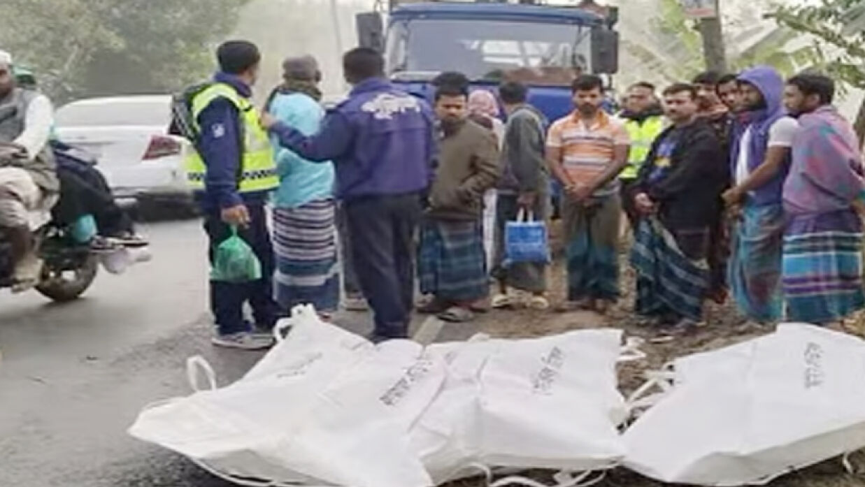 সড়ক দুর্ঘটনার পর তিনজনের লাশ উদ্ধার করেছে পুলিশ