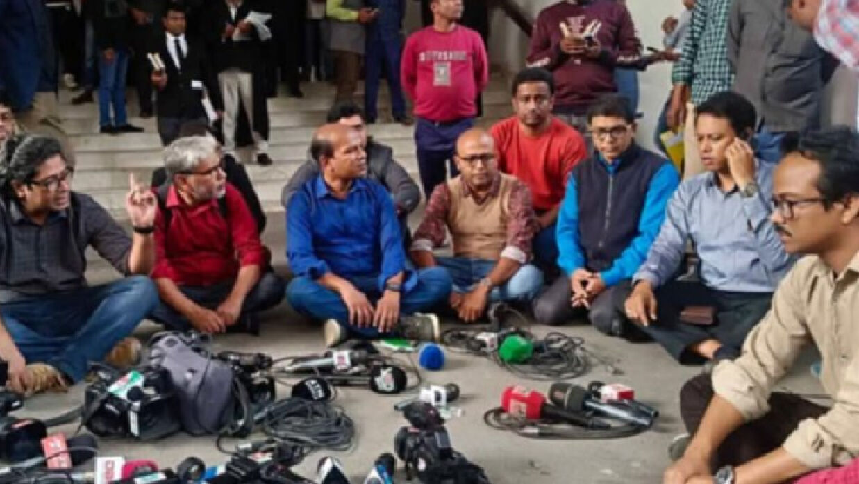 হামলার প্রতিবাদে ব্রিফিং বর্জন করে অ্যানেক্স ভবনের সামনে বসে পড়েন সাংবাদিকরা