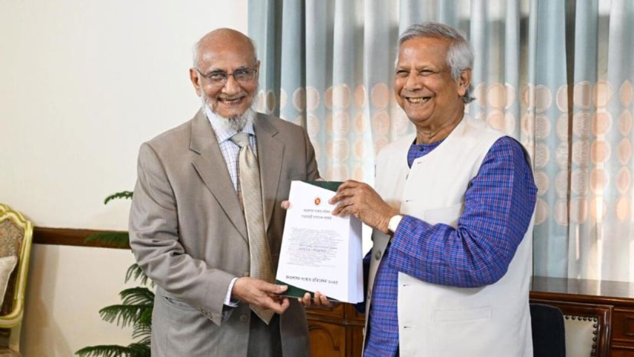 প্রধান উপদেষ্টার কাছে প্রতিবেদন জমা দেন জনপ্রশাসন সংস্কার কমিশনের প্রধান