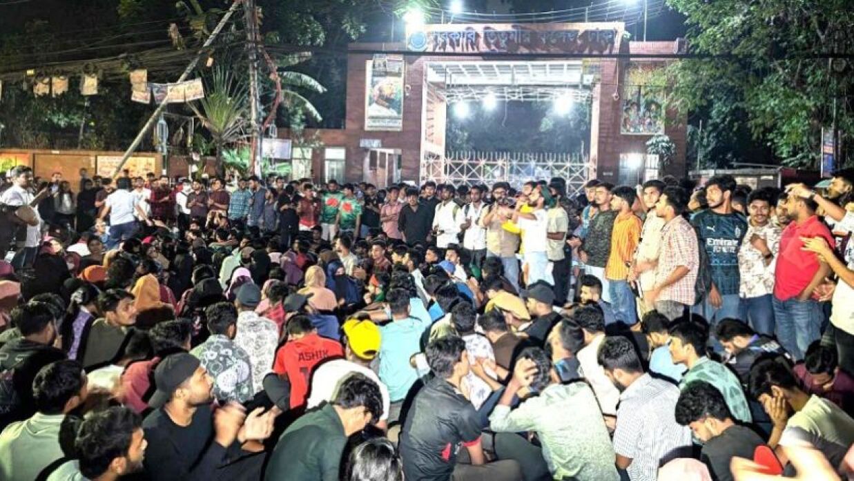 বিশ্ববিদ্যালয়ের দাবিতে তিতুমীর কলেজ শিক্ষার্থীদের আন্দোলন