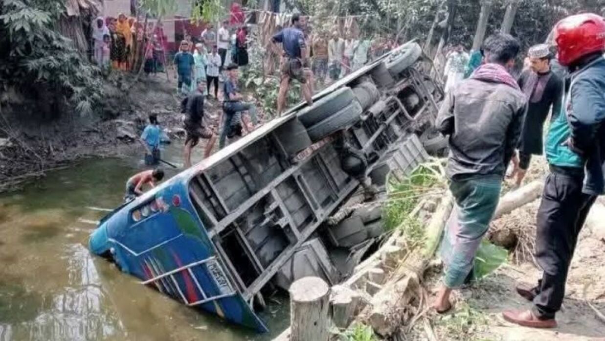 খাদে পড়ে আছে যাত্রীবাহী বাস