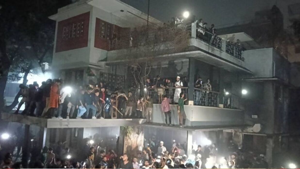 ধানমন্ডি-৩২ নম্বর বাড়িতে ভাঙচুর