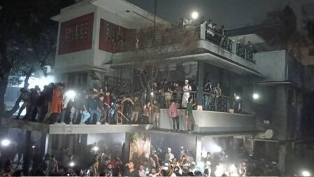 ছাত্র-জনতার দখলে ধানমন্ডি-৩২ নম্বর বাড়ি