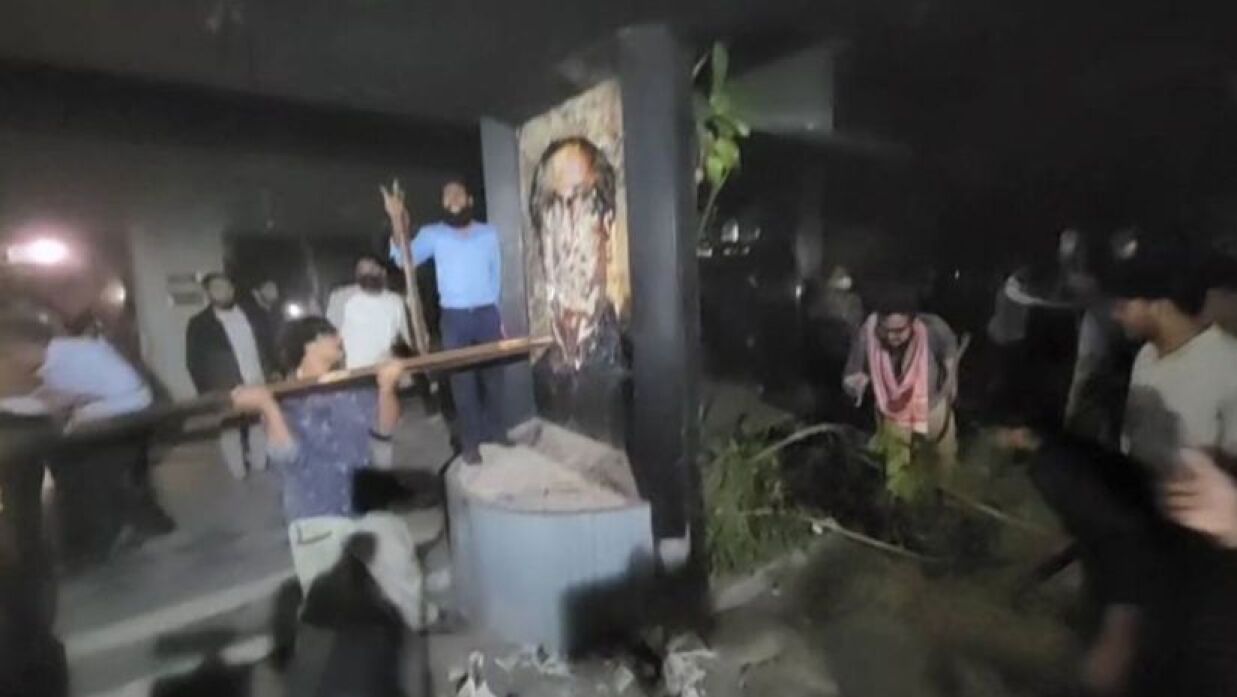গুড়িয়ে দিল বঙ্গবন্ধু ম্যুরাল