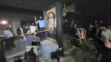 উত্তাল ধানমন্ডি-৩২, গুড়িয়ে দিল বঙ্গবন্ধু ম্যুরাল