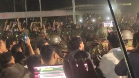 ধানমন্ডি-৩২ নম্বরে সেনাবাহিনী, ‘ভুয়া ভুয়া’ স্লোগান উত্তেজিত ছাত্র-জনতার