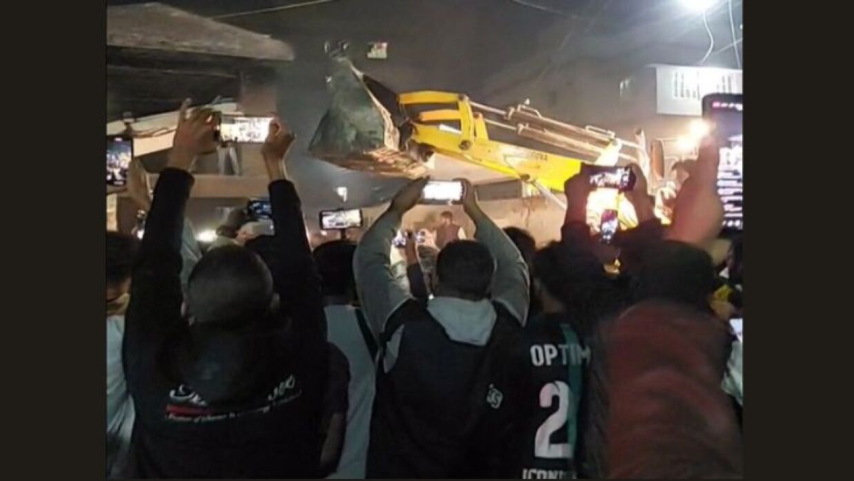 খুলনার ‘শেখ বাড়ি’ বুলডোজার দিয়ে গুঁড়িয়ে দিয়েছে