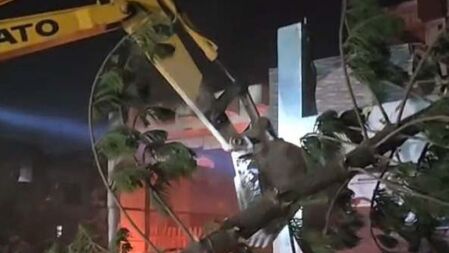 ধানমন্ডি-৩২ নম্বরের বাড়িতে বুলডোজার প্রবেশ