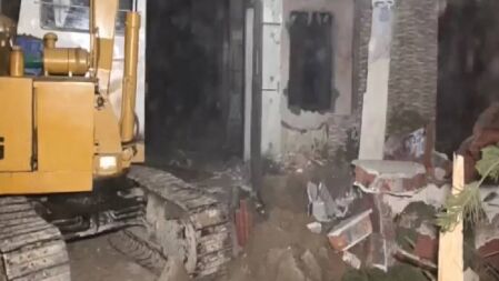 বুলডোজার দিয়ে গুঁড়িয়ে দেওয়া হচ্ছে মাহবুব উল আলম হানিফের বাড়ি