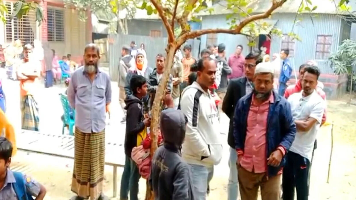 মাদ্রাসা শিক্ষিকার বাড়িতে মানুষের ভিড়