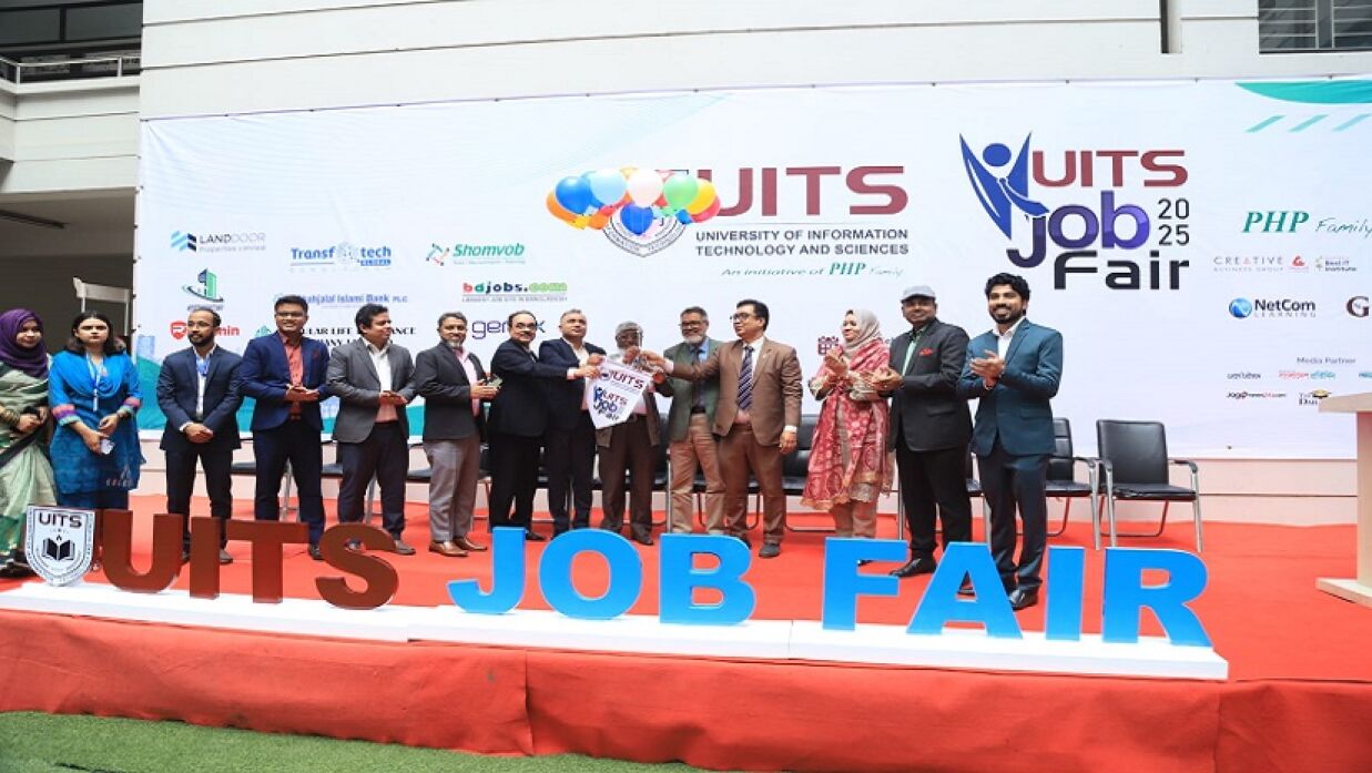 ইউআইটিএস’র উদ্যোগে জব ফেয়ার উদ্বোধন করছেন অতিথিরা