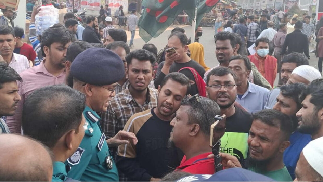 জুলাই আন্দোলনে শহীদ পরিবারের সদস্যরা শাহবাগে অবস্থান নিয়েছেন।