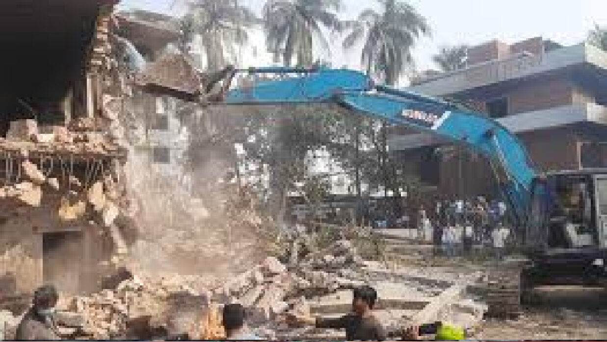 ভেঙে ফেলা হয়েছে ধানমন্ডি ৩২ নম্বরের বাড়ি