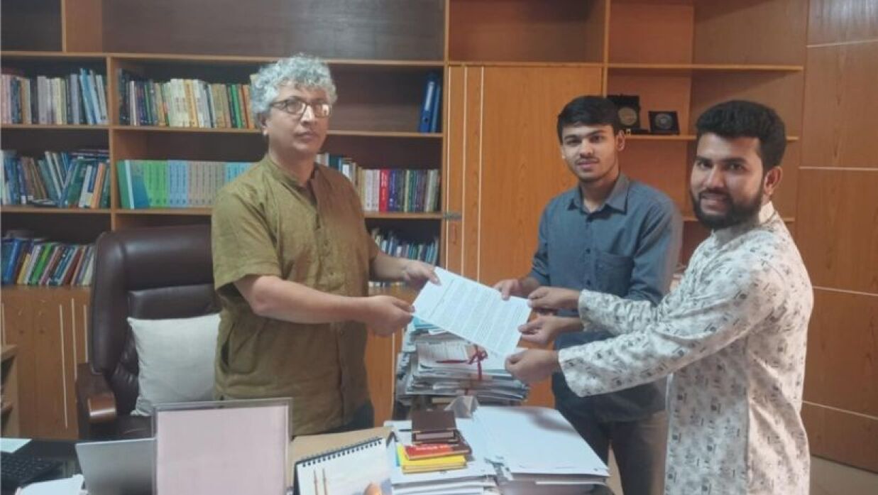 কমিশনের সদস্য অধ্যাপক ড. মোহাম্মদ তানজীমউদ্দিন খানের কাছে স্মারকলিপি জমা