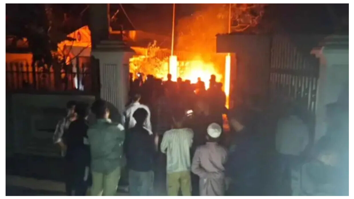 বাড়িতে আগুন