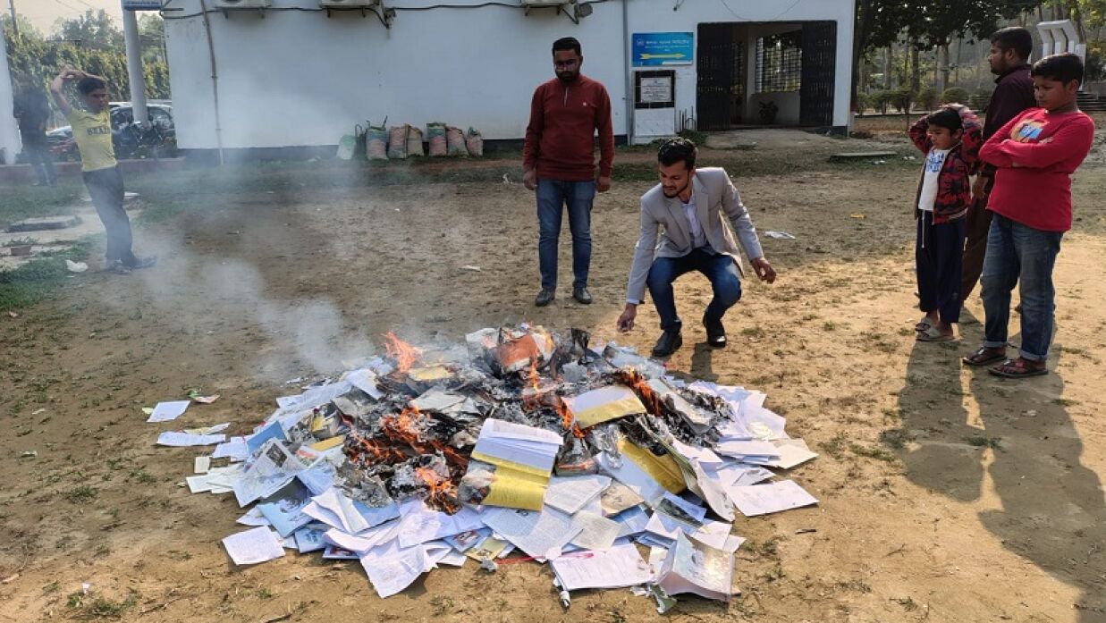 বশেফমুবিপ্রবিতে শেখ মুজিবকে নিয়ে লেখা বইয়ে আগুন দেয় ছাত্রদল
