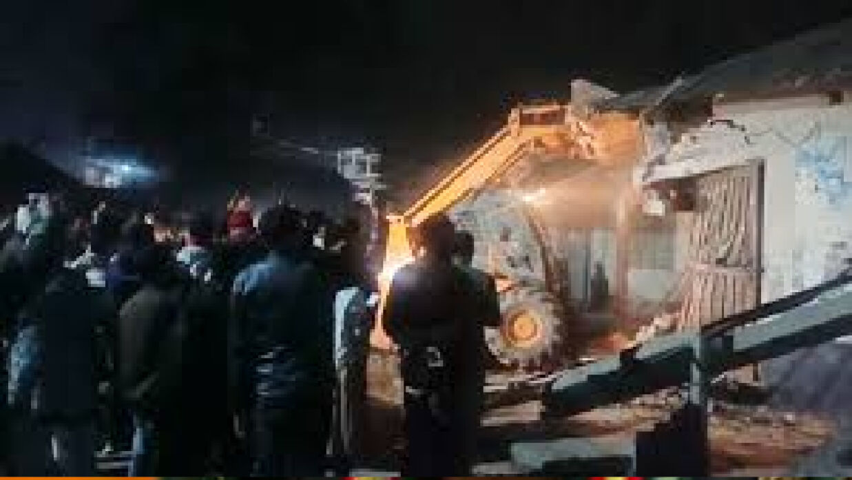 গাইবান্ধা জেলা আ.লীগের কার্যালয় গুঁড়িয়ে দেওয়া হয়েছে