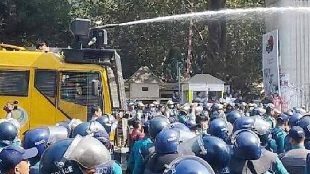 জলকামান দিয়ে পানি ছিটিয়ে তাদের ছত্রভঙ্গ করে দেওয়া হয়