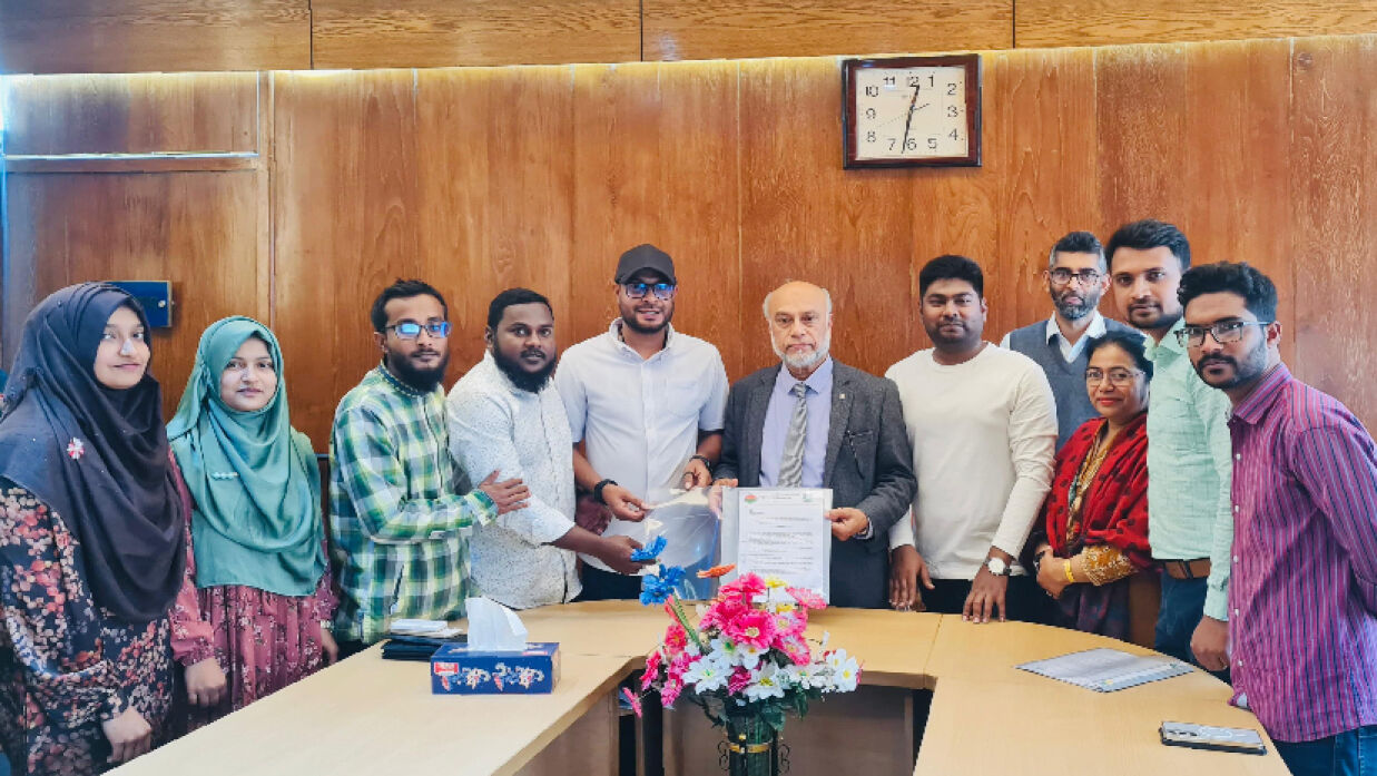 উপাচার্যকে স্মারকলিপি দিচ্ছে বাকৃবি ছাত্রদল