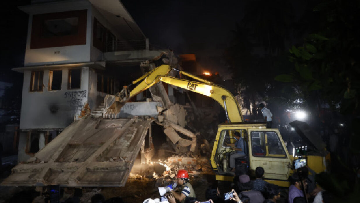 রাজধানীর ধানমন্ডির ৩২ নম্বরে অবস্থিত শেখ মুজিবুর রহমানের ঐতিহাসিক বাড়িটি গুঁড়িয়ে দেওয়া হয়