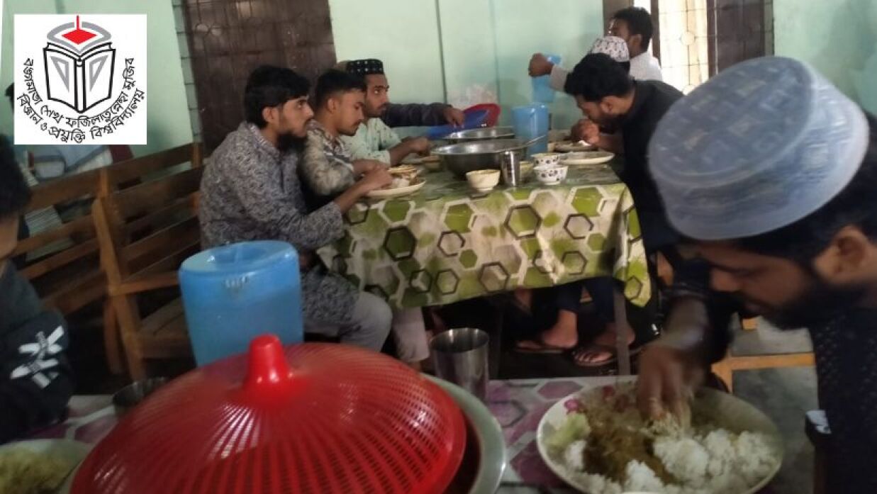 বশেফমুবিপ্রবি ডাইনিংয়ে খাবার খাচ্ছেন শিক্ষার্থীরা
