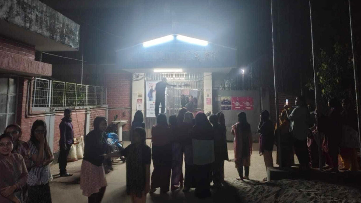 পবিপ্রবির শেখ ফজিলাতুন্নেছা মুজিব আবাসিক ছাত্রী হলের নামফলক খুলে ফেলেছে বিশ্ববিদ্যালয় প্রশাসন ও আবাসিক শিক্ষার্থীরা