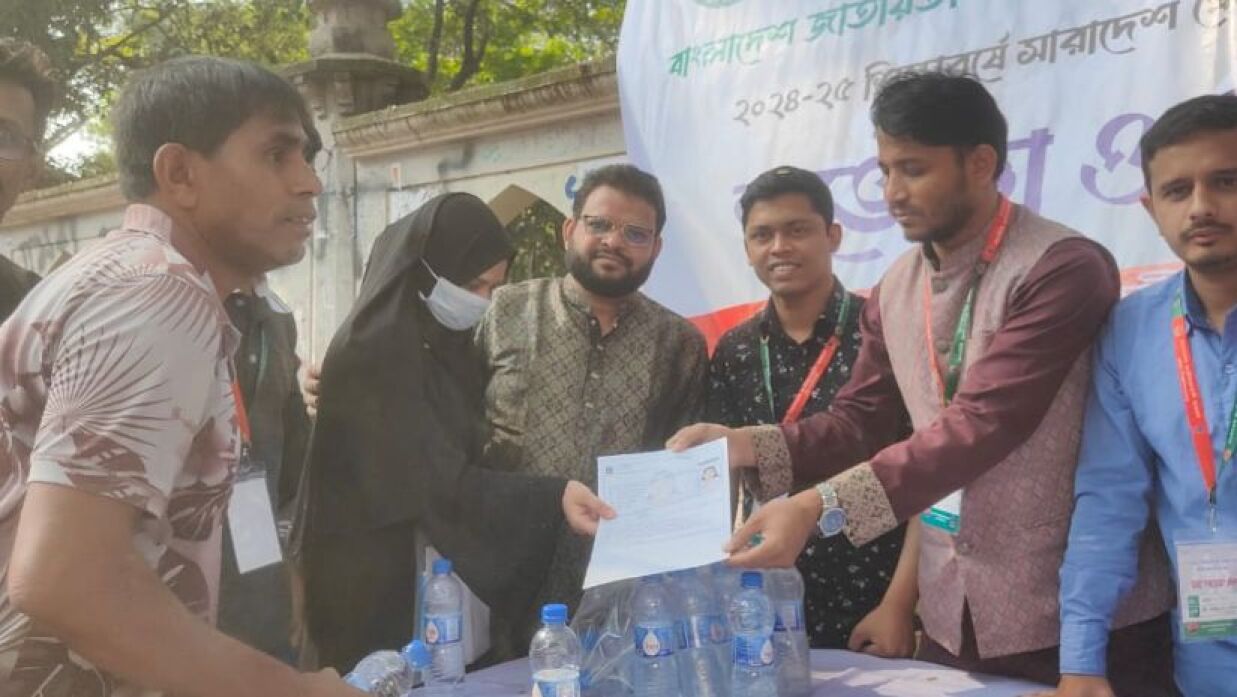 মুমু হাতে প্রবেশপত্র তুলে দিচ্ছেন ছাত্রদল