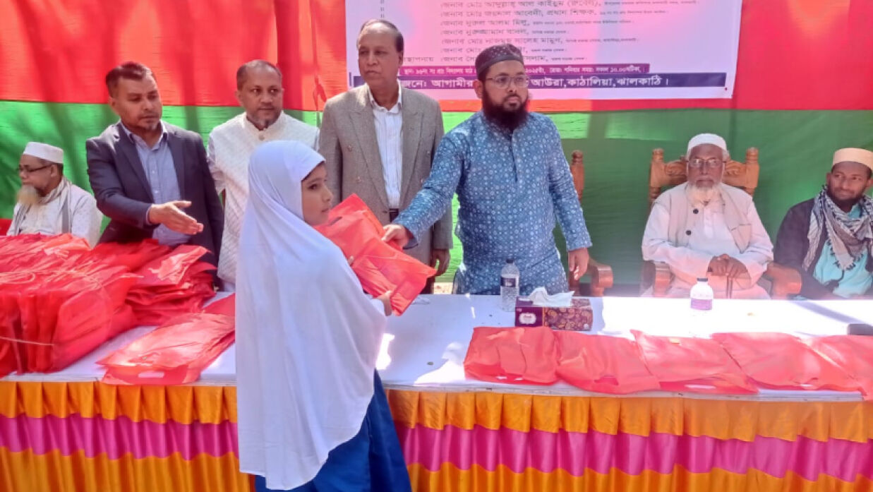 স্বেচ্ছাসেবী সংগঠন ‘আগামীর স্বপ্ন’র উদ্যোগে শিক্ষার্থীদের মধ্যে শিক্ষা উপকরণ বিতরণ ও মেধাবী শিক্ষার্থীদের সংবর্ধনা দেওয়া হয়