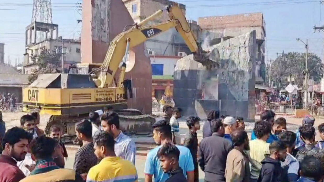 ফরিদপুরে ‘বঙ্গবন্ধু স্বাধীনতা স্মৃতিস্তম্ভ’ ভেঙে দিল ছাত্র-জনতা