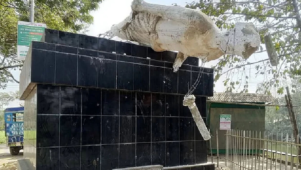 সুনামগঞ্জের বিশ্বম্ভরপুর উপজেলার চালবন্দ এলাকায় কৃষকের ভাস্কর্যটি শুক্রবার রাতে ভেঙে ফেলা হয়েছে