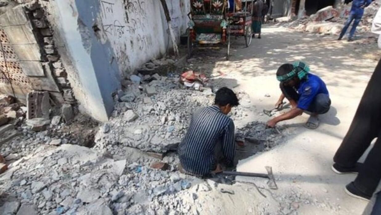 ৩২ বাড়ির ধ্বংসস্তূপ থেকে রড বের করতে দেখা যায়