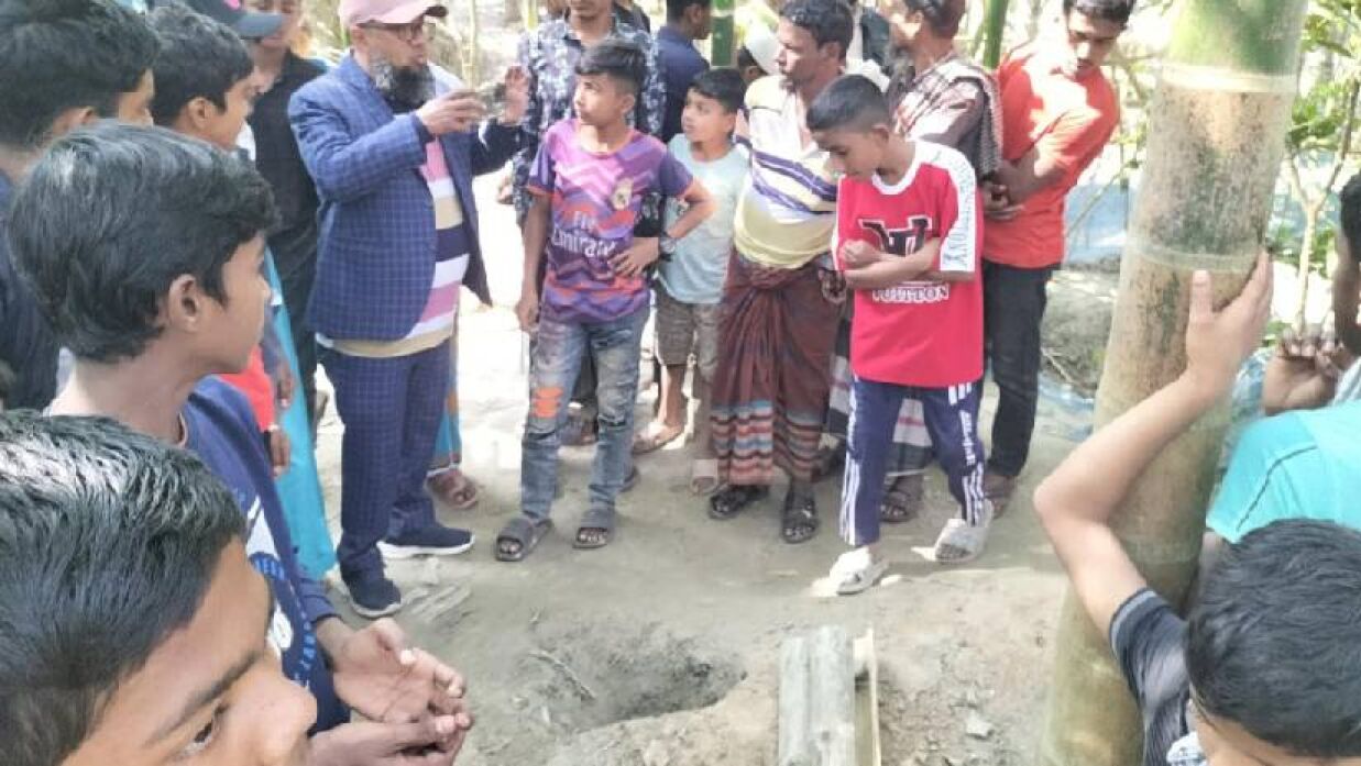 কবর থেকে লাশ ও কাফনের কাপড় চুরি