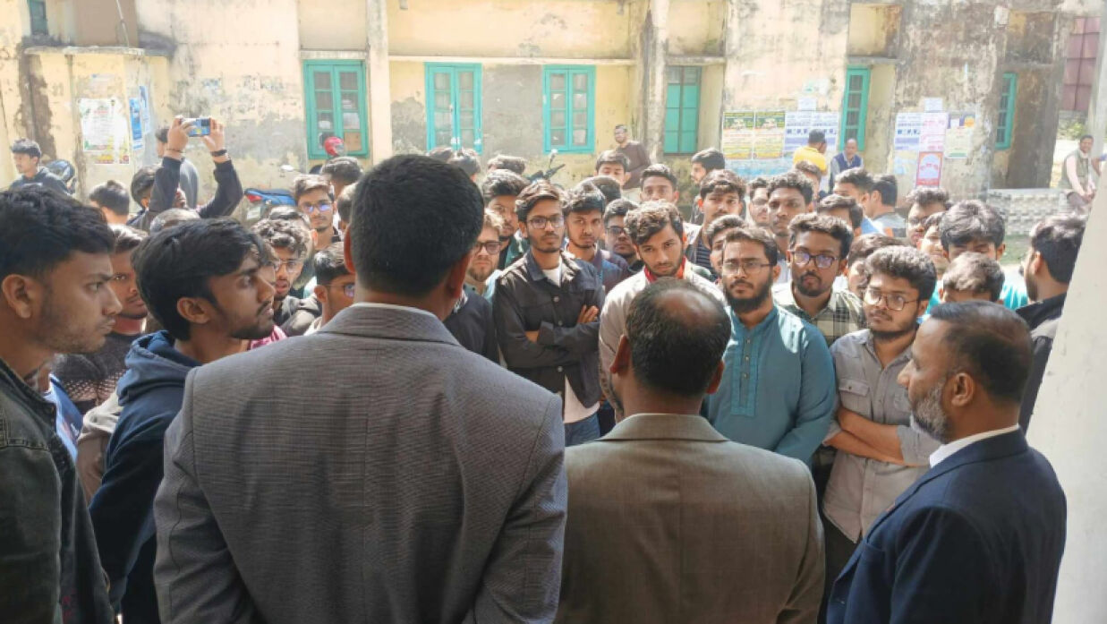পটুয়াখালী বিজ্ঞান ও প্রযুক্তি বিশ্ববিদ্যালয়ে শিক্ষার্থীদের আন্দোলন