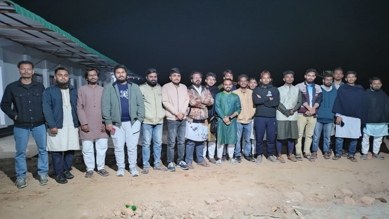 বশেফমুবিপ্রবিতে বিভিন্ন দল ও মতের শিক্ষার্থীদের সঙ্গে মতবিনিময়