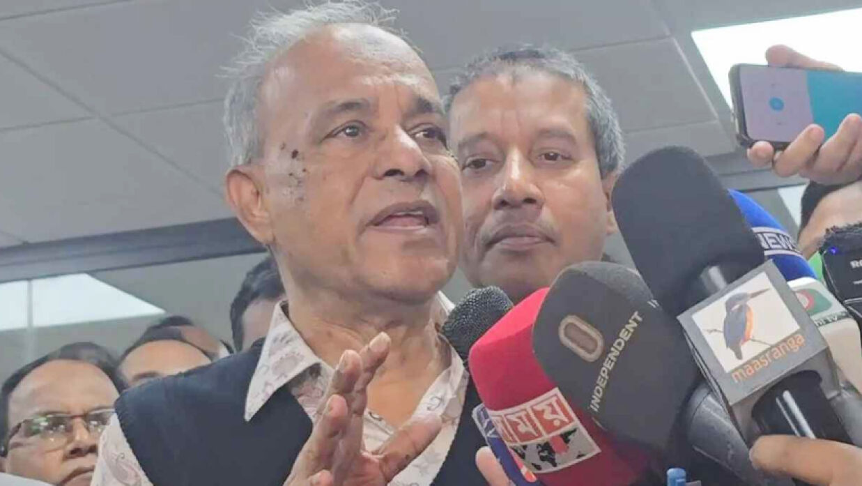 সাংবাদিকদের সঙ্গে স্বরাষ্ট্র উপদেষ্টা