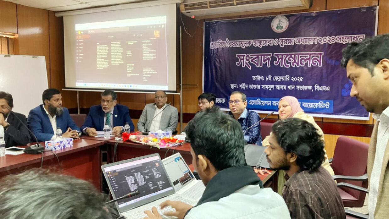 সংবাদ সম্মেলনে উপস্থিত অতিথিবৃন্দ