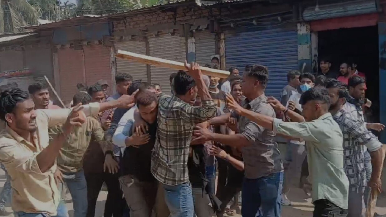 দুই পক্ষের মধ্যে সংঘর্ষ
