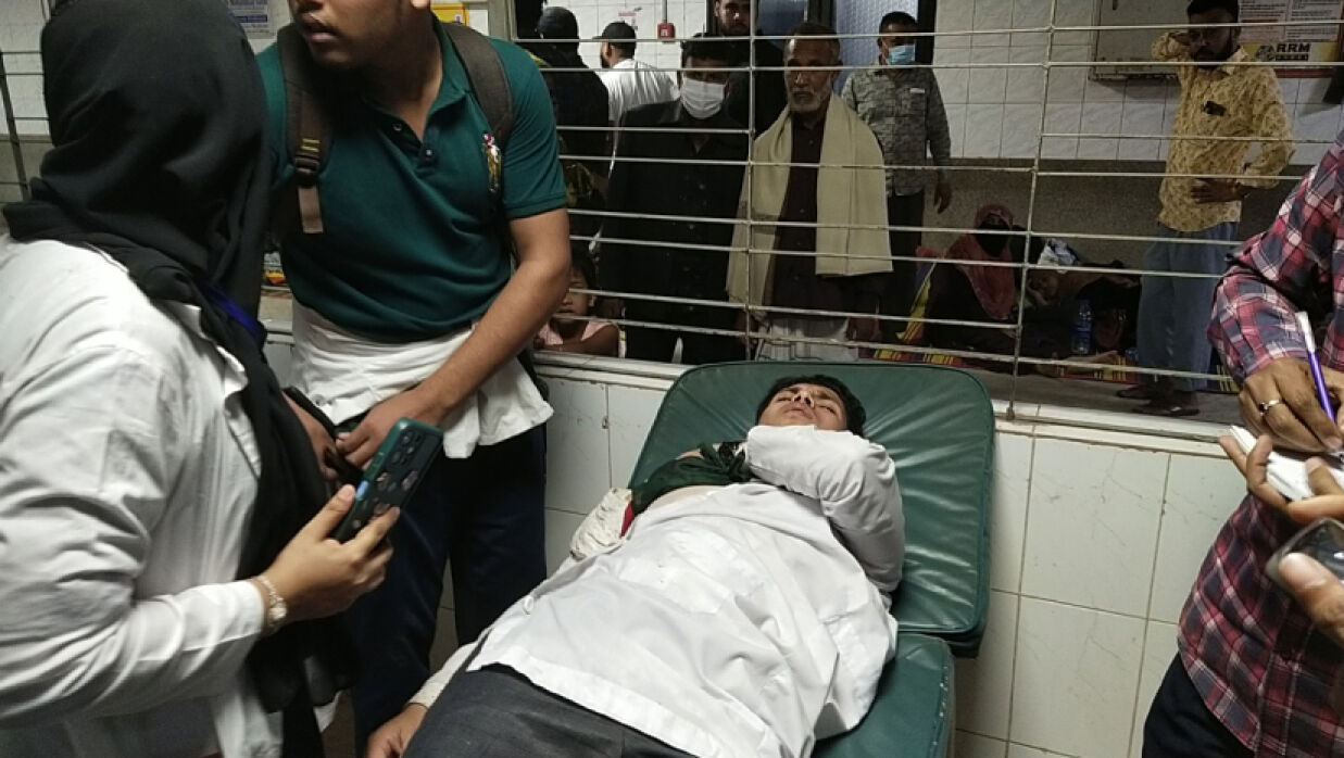 আহতদের ঢাকা মেডিকেলে ভর্তি করা হয়েছে 