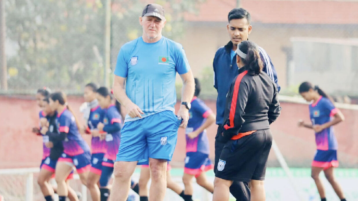 ‘বিদ্রোহী’ ১৮ ফুটবলার ফেরেননি পিটার জেমস বাটলারের অনুশীলনে