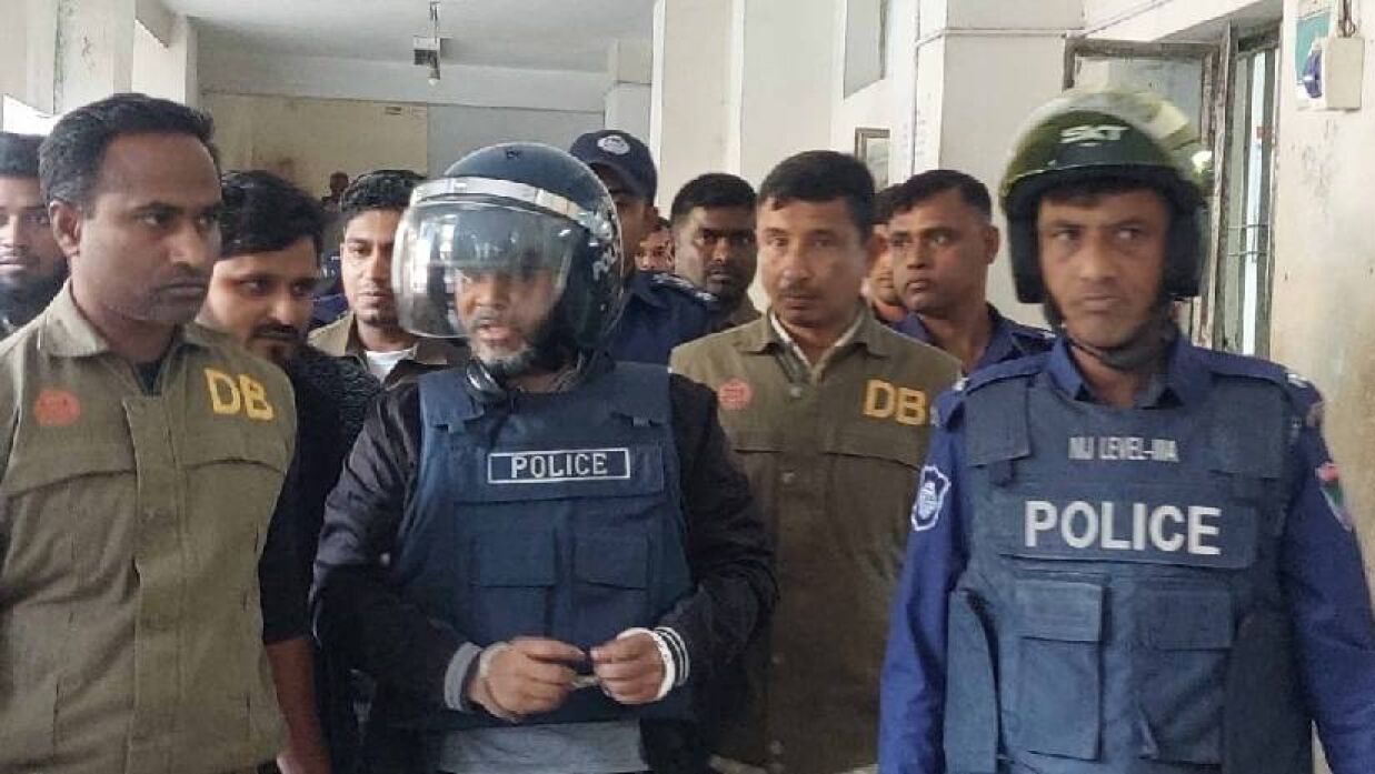 আদালত চত্বরে বাগেরহাটের সাবেক সুপার আবুল হাসনাত