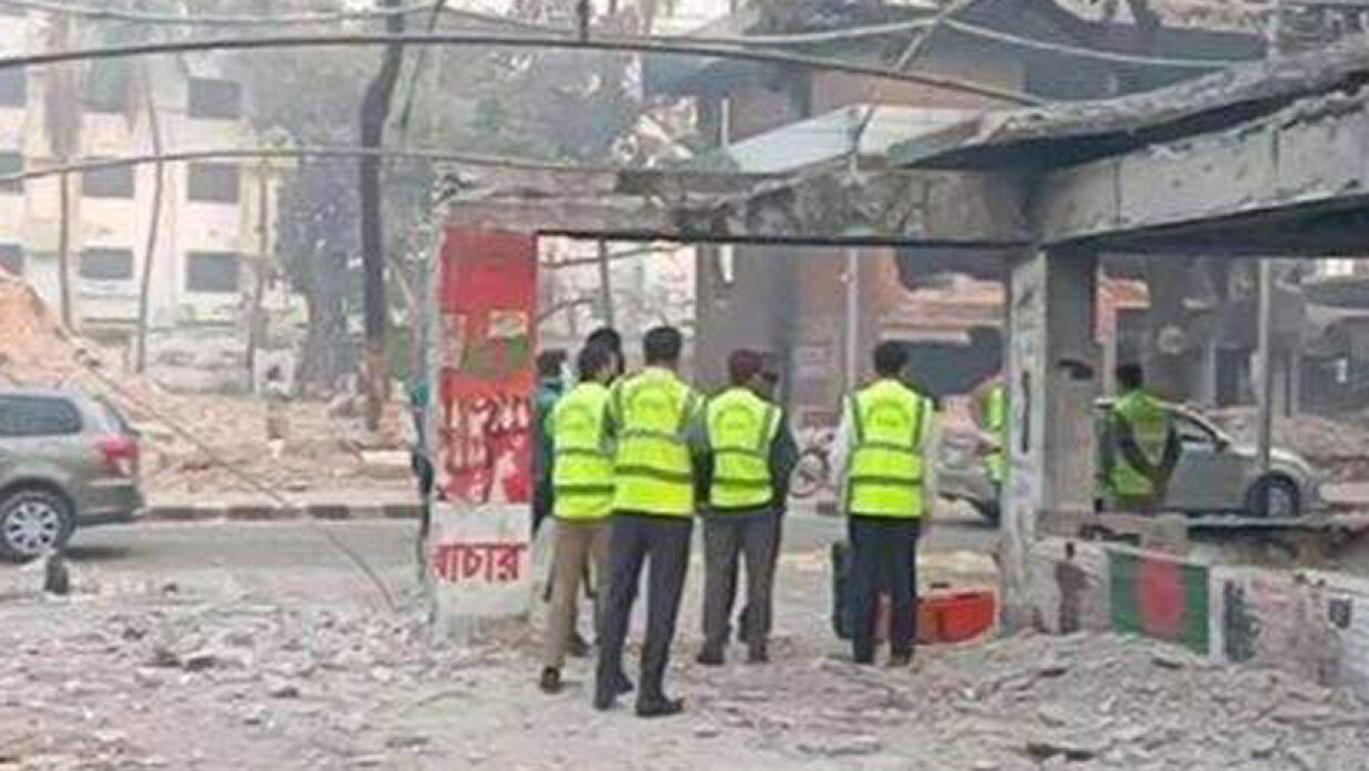 ধানমন্ডি ৩২ নম্বর বাড়ি থেকে আলামত সংগ্রহ করে সিআইডির ক্রাইম সিন ইউনিট