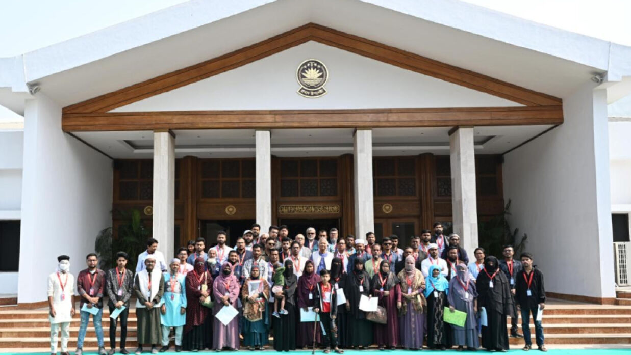 প্রধান উপদেষ্টার কার্যালয়ে ২১টি জুলাই শহীদ পরিবার ও ৭ জন আহতের মধ্যে আর্থিক চেক হস্তান্তরের মধ্য দিয়ে এ কার্যক্রমের আনুষ্ঠানিক উদ্বোধন করেন প্রধান উপদেষ্টা অধ্যাপক মুহাম্মদ ইউনূস