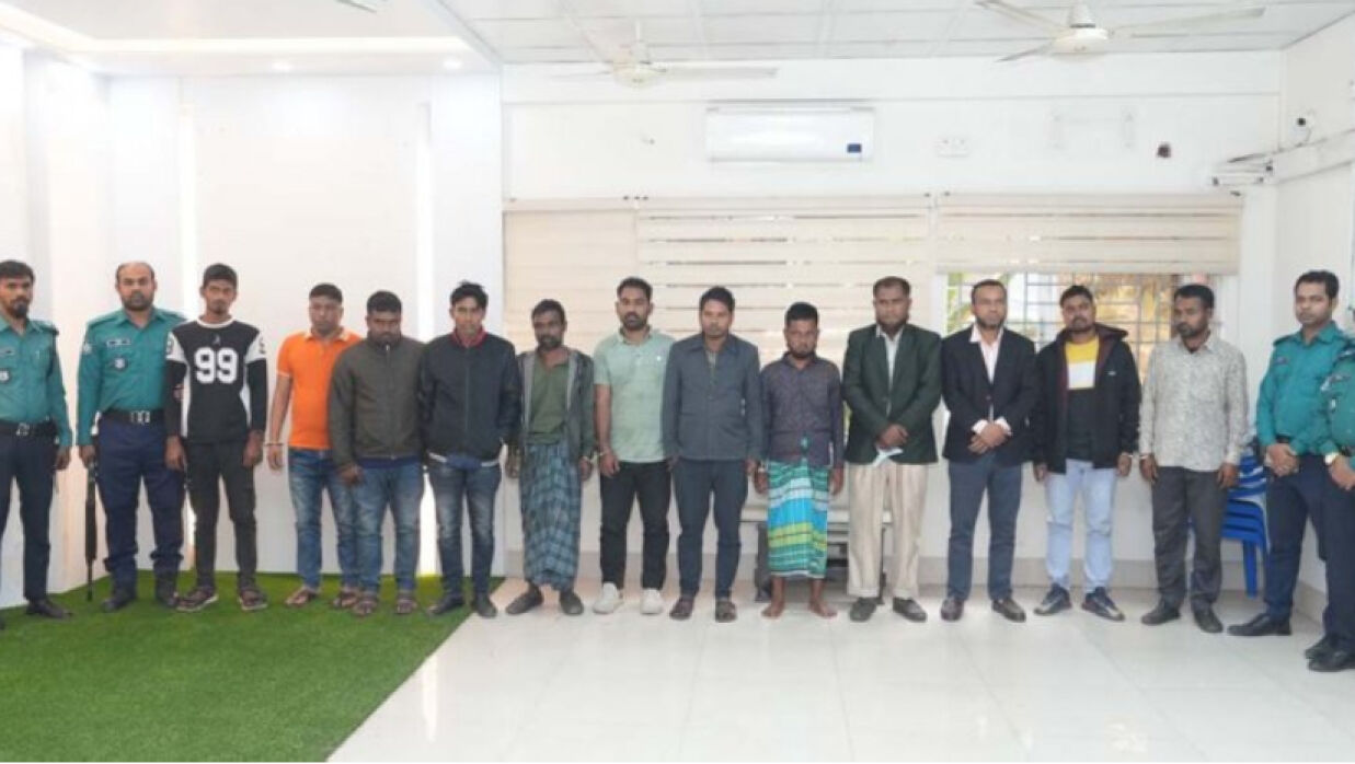 গ্রেফতার ডাকাত দলের সদস্যরা