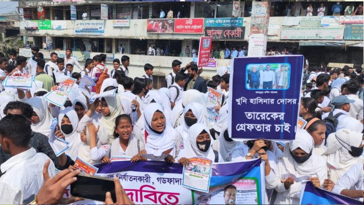 মহাসড়ক অবরোধ করে বিক্ষোভ করে শিক্ষার্থীরা