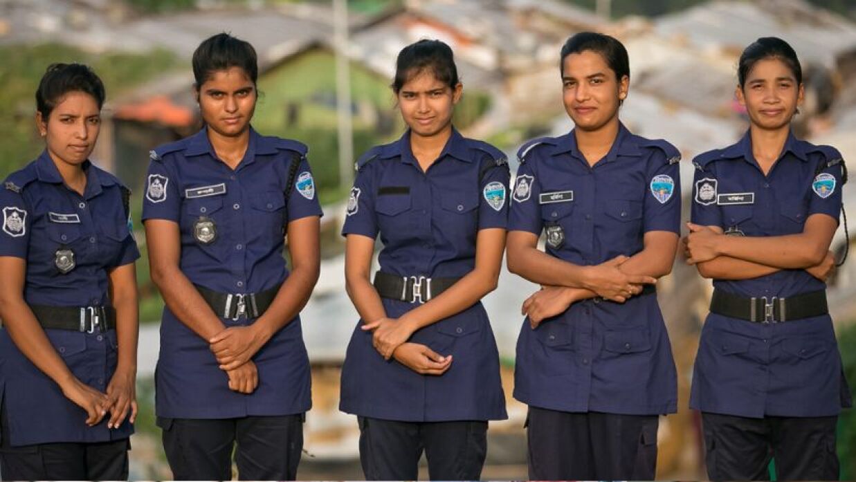 নারী পুলিশ সদস্য