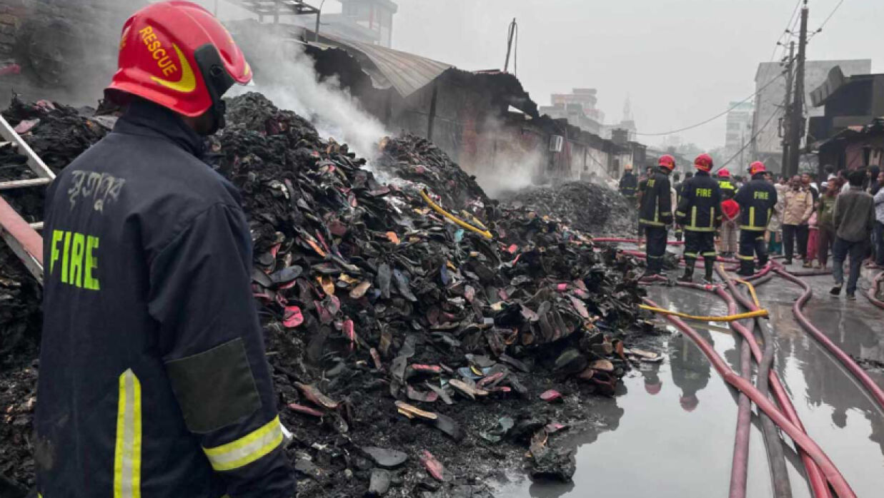 জুতার কারখানায় আগুন