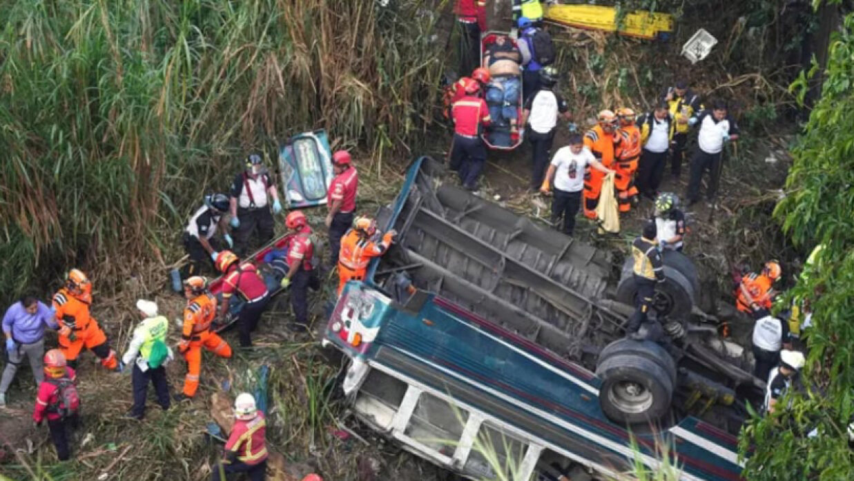 বাস উল্টে খাদে পড়ে যায় 