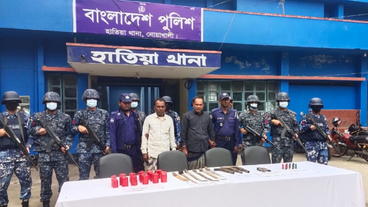 হাতিয়ায় অপারেশন ডেভিল হান্টের তৃতীয় দিনে আগ্নেয়াস্ত্র, গুলি, ককটেলসহ দুজনকে গ্রেপ্তার করে যৌথ বাহিনী