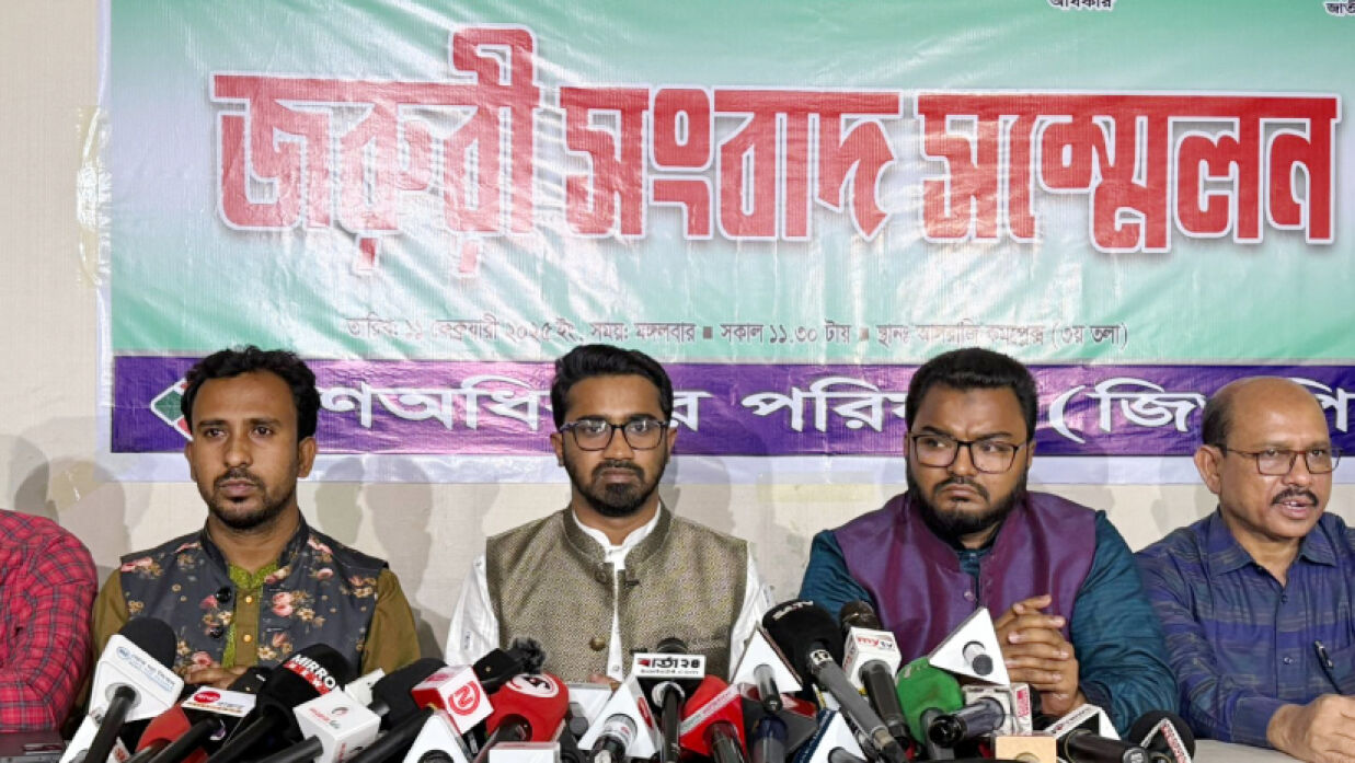 সংবাদ সম্মেলনে লিখিত বক্তব্য তুলে ধরেন গণঅধিকার পরিষদের সাধারণ সম্পাদক মো. রাশেদ খাঁন